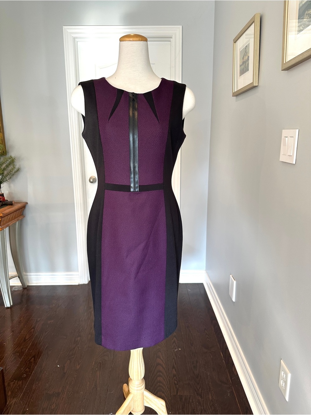 TAHARI Sleeveless Purple & Black Panel Dress with Front Zip Detail - Size 6